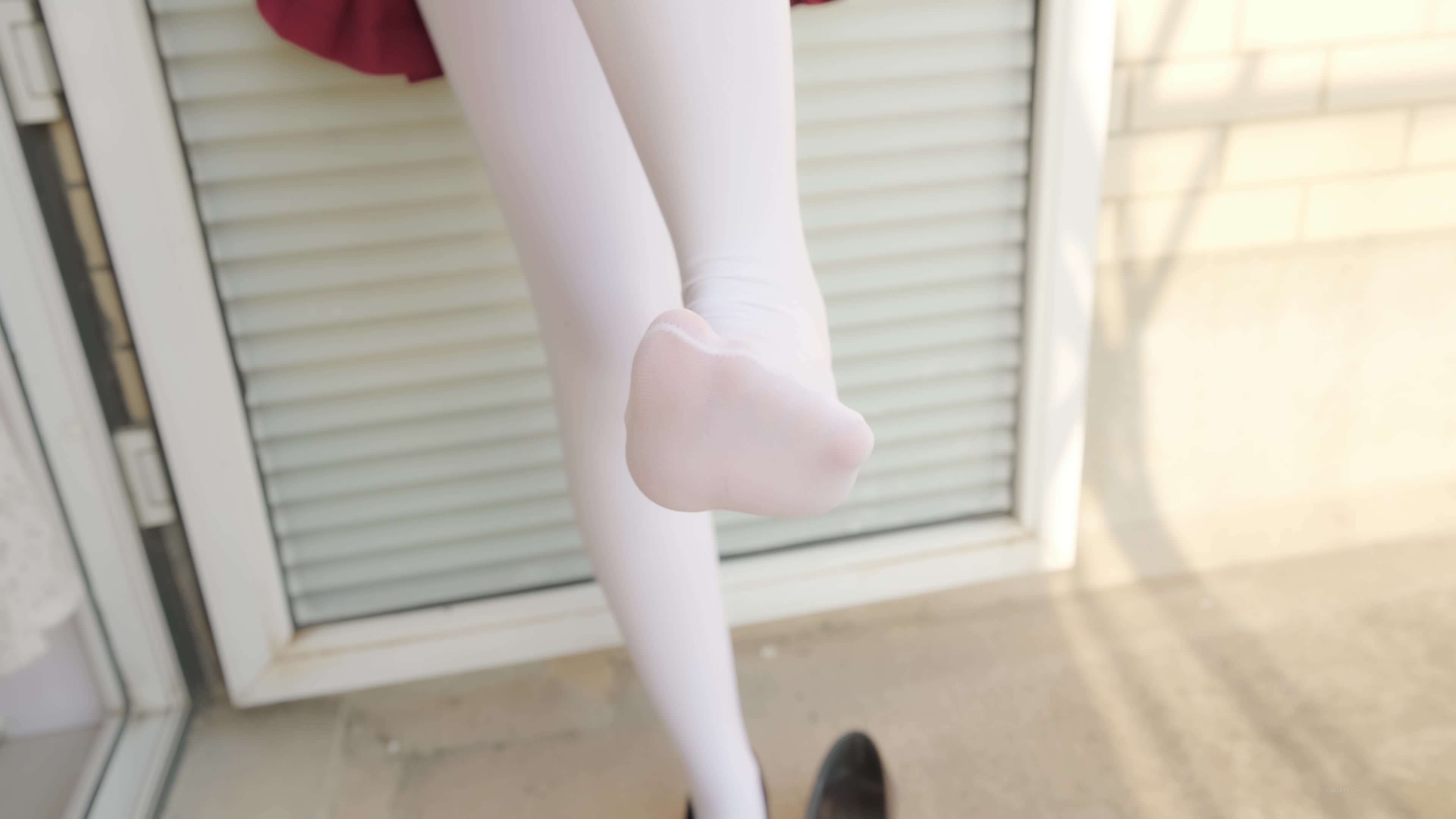 V (1)