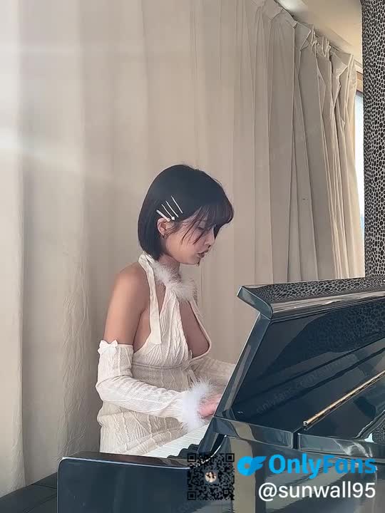720_Piano Girl with Big Boobs_3035510744