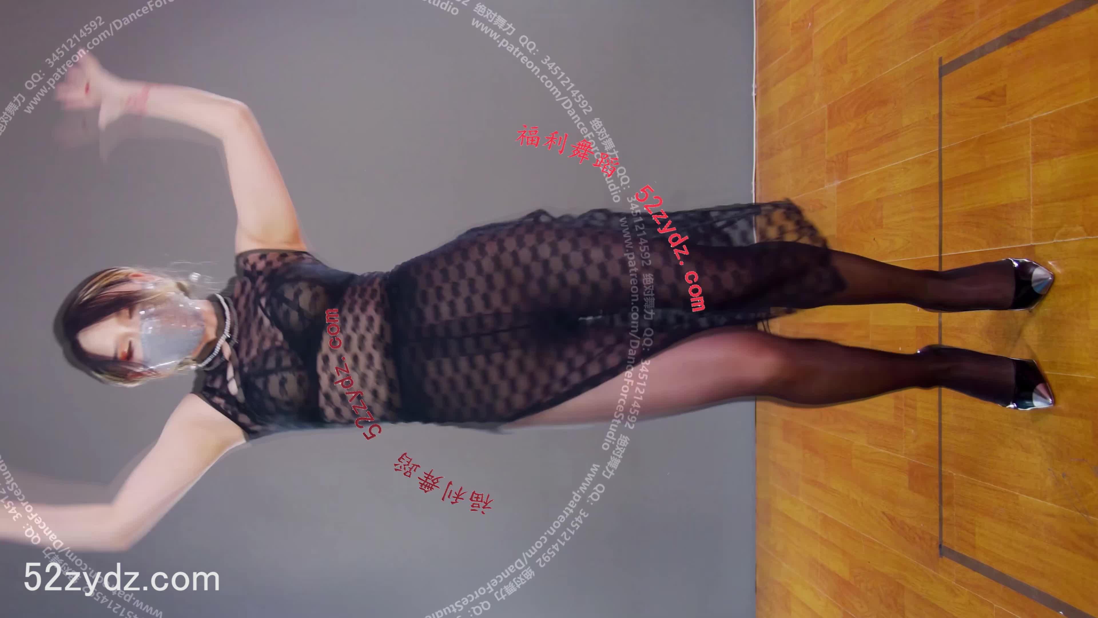 (4)