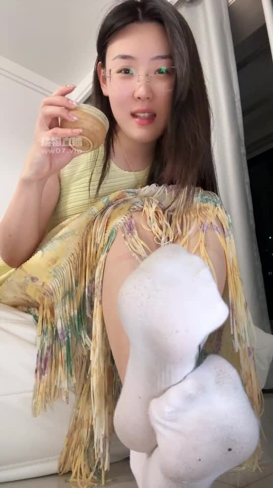 2048.hk@2048.hk@夏主白袜香水培养绿帽洗脑老公当绿帽套着老婆的口水白袜射在绿主和祖宗胯下犯贱