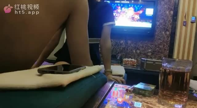 足疗按摩点勾搭极品良家少妇女技师花重金带回酒店做爱过程很刺激各种调情服务一流口交无套爆插 #按摩 #会所 #口交 #女技师 #制服