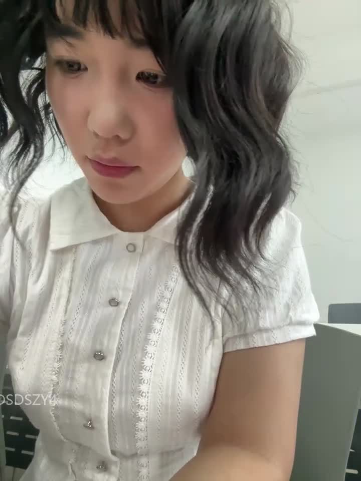2048.vip-极品反差甜妹【lucy2027】表情非常可爱的学生妹趁着没人在教室和厕所自慰4