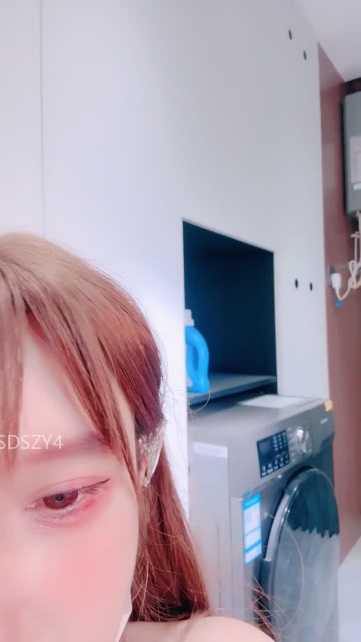 2048.vip-极品嫩妹【奶糖超甜】美女的皮肤白里透红 坐在尿垫上尽情潮喷，然后再到地上喷2