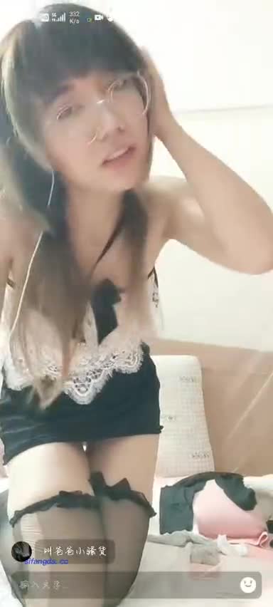 裸聊 自慰 少妇 情趣 一对一 盯射  风骚少妇深夜开启一对一裸聊，热切追求极致刺激。她身着诱人情趣制服，搭配丝袜，欲望如火般燃烧。跪伏床上，粉嫩舌尖轻舔挑逗，手指深入私密处尽情自慰。主动绽放私处，任由陌生目光直击，释放无限诱惑。点评：这位迷人少妇夜色中满怀渴望，追逐激情快感。钟爱1V1亲密互动的你，速来下方APP挑选心仪佳人，一起沉醉春宵。点击下载同款APP 绝美母狗等你调教点击进入1V1母狗会员群