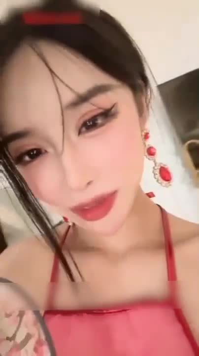 御姐 调教 盯射 恋足 一对一  极品御姐身姿曼妙，换上古风肚兜别有韵味。她慵懒躺在床上，缓缓褪去上衣，双手揉捏丰盈，玉足轻抬勾人眼球。M腿大开，粉嫩尽显，娇喘连连；最后仰身抬起美足，温柔包裹为你足交盯射。点击下载同款APP 绝美母狗等你调教 点击进入1V1母狗会员群