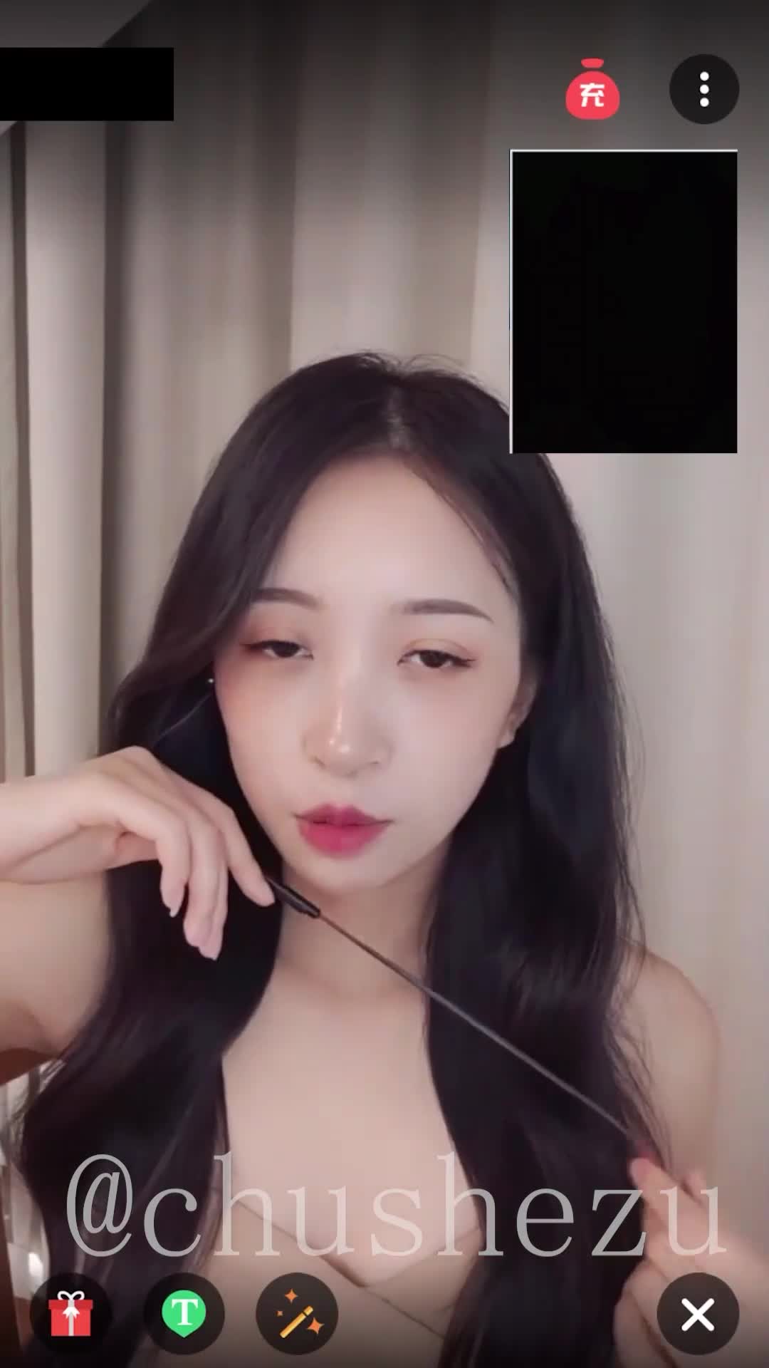 御姐黑丝长腿一对一撩骚视频  极品御姐身着性感黑丝，修长美腿尽情撩拨你的欲望，一对一私密视频中她浪叫不断，吐舌挑逗，曼妙曲线扭动不止，彻底勾起你的征服欲。点击下载同款APP 绝美母狗等你调教 点击进入1V1母狗会员群