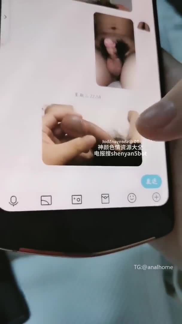 #国产 #香菜一奈黑框眼镜的极品美少女正用道具尽情自慰，跳蛋在穴口震颤，假阳具猛烈冲撞菊穴，双穴同时被玩弄得喷出满地淫水。