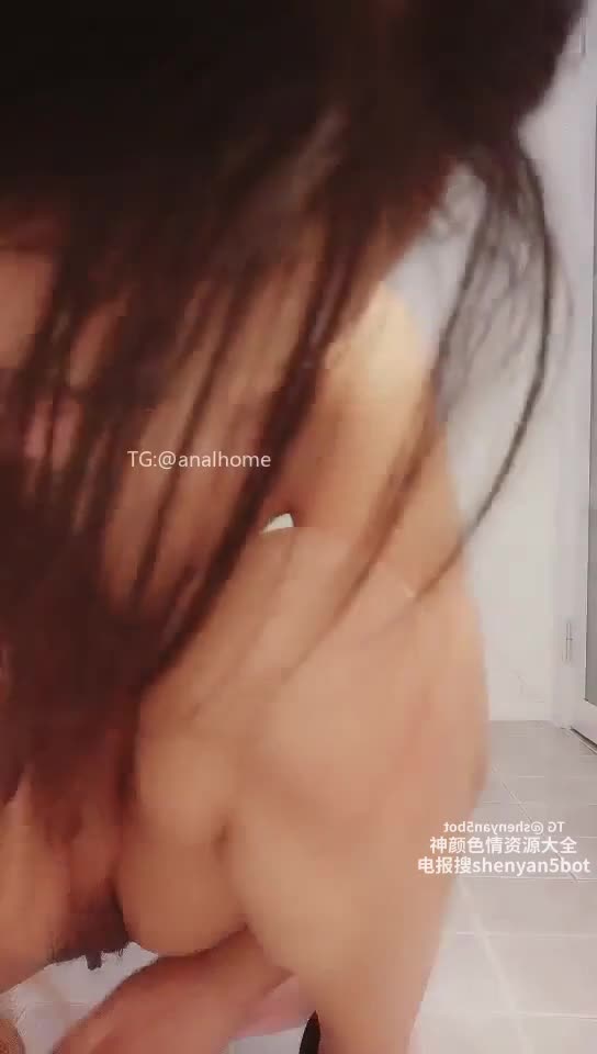 #国产 #香菜一奈黑框眼镜的极品美少女正用道具尽情自慰，跳蛋在穴口震颤，假阳具猛烈冲撞菊穴，双穴同时被玩弄得喷出满地淫水。