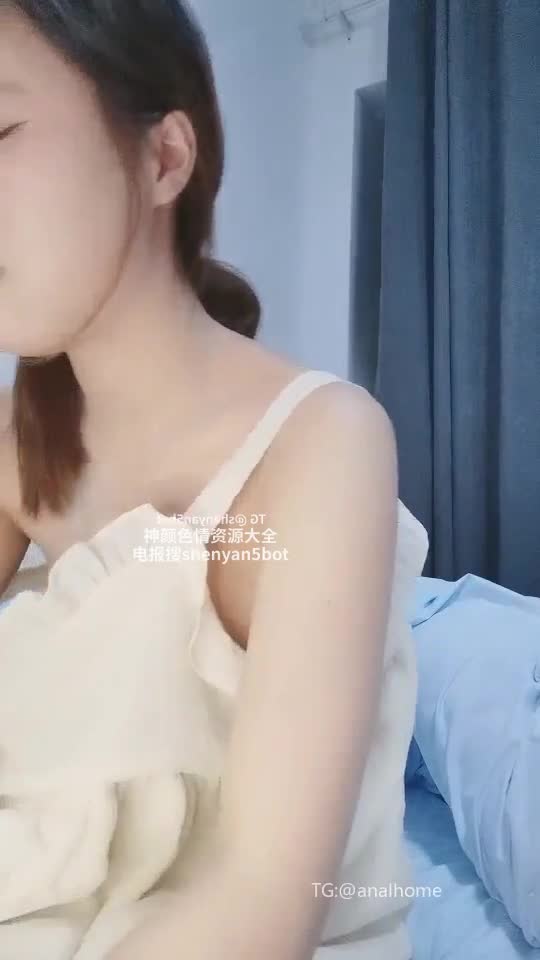 #国产 #香菜一奈黑框眼镜的极品美少女正用道具尽情自慰，跳蛋在穴口震颤，假阳具猛烈冲撞菊穴，双穴同时被玩弄得喷出满地淫水。