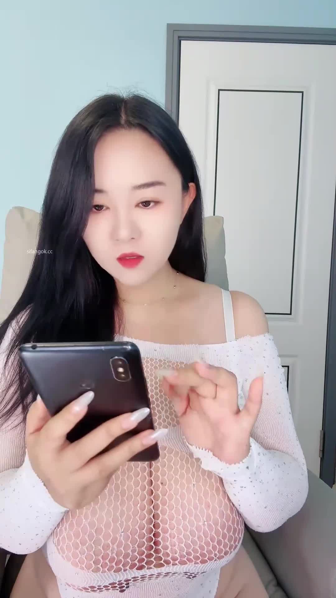2048.vip-【巨乳妃妃】核弹御姐 巨乳肥臀 舔奶丝袜性感长腿 逼毛又长又黑 跳蛋狂震 过瘾