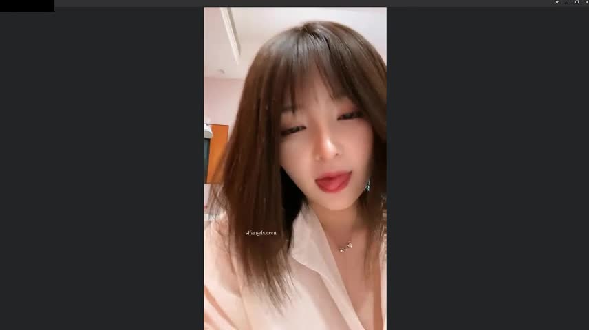 裸聊 自慰 调教 御姐 母狗 盯射  高颜值极品御姐骚货，微胖丰满身材雪白肌肤散发致命诱惑。她在床上扭动性感身躯摆首弄姿，举起双腿以女下姿势模拟激情缠绵，舌尖轻舐乳尖带来无限撩拨，最后掰开粉嫩部位为你呈现高潮画面。点击下载同款APP 绝美母狗等你调教 点击进入1V1母狗会员群