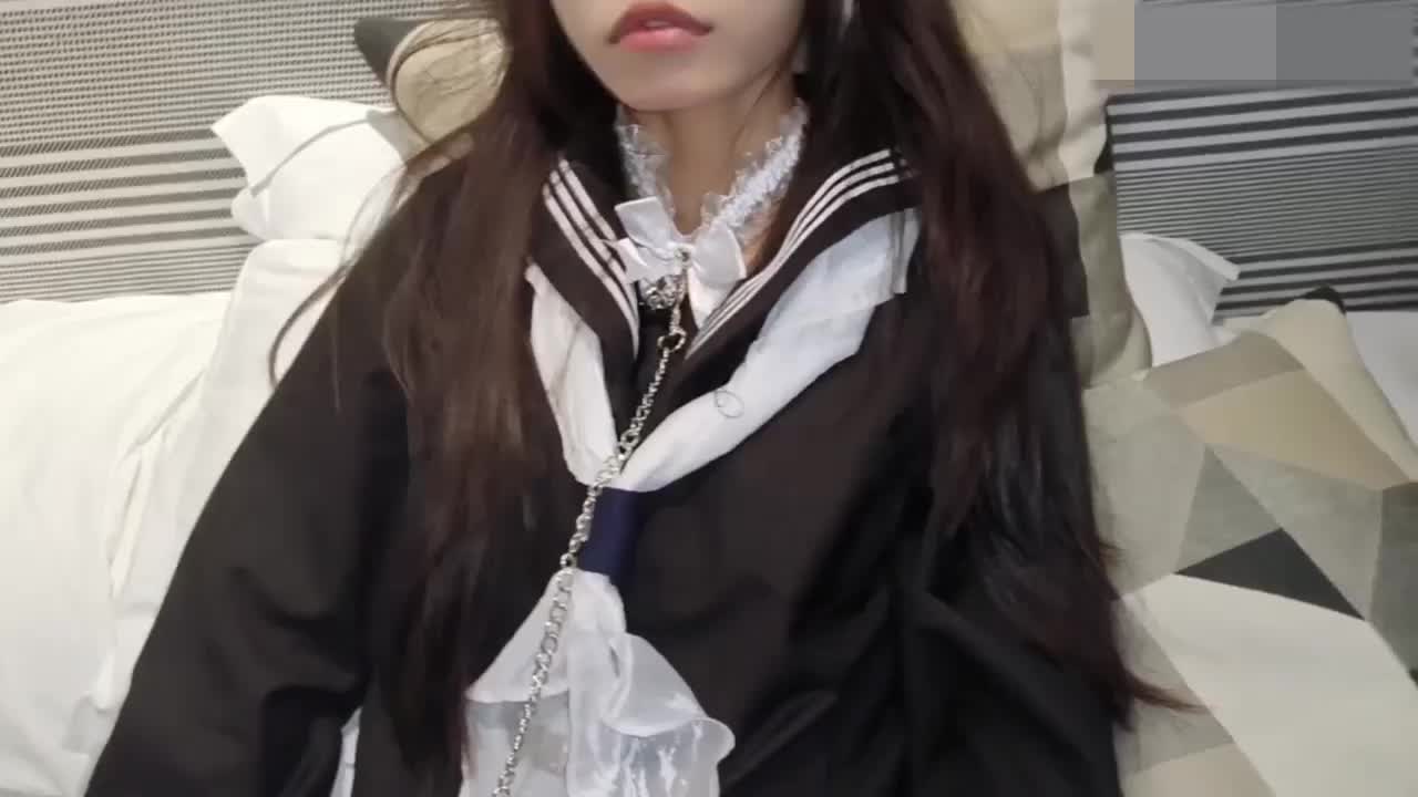 2048.vip-调教jk黑丝小嫩模少女 小喵365 牵着狗链让她舔吸大肉棒，湿嫩的骚穴很敏感插入就爽叫被她榨喷射