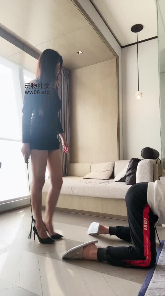 2048.hk@琪琪 TJ：圣诞节伺候女神 难得过节终于可以和女神共度 给我舔足的时候外面的人会不会看到呢 踢蛋越踢水越多呢 2024-12-25