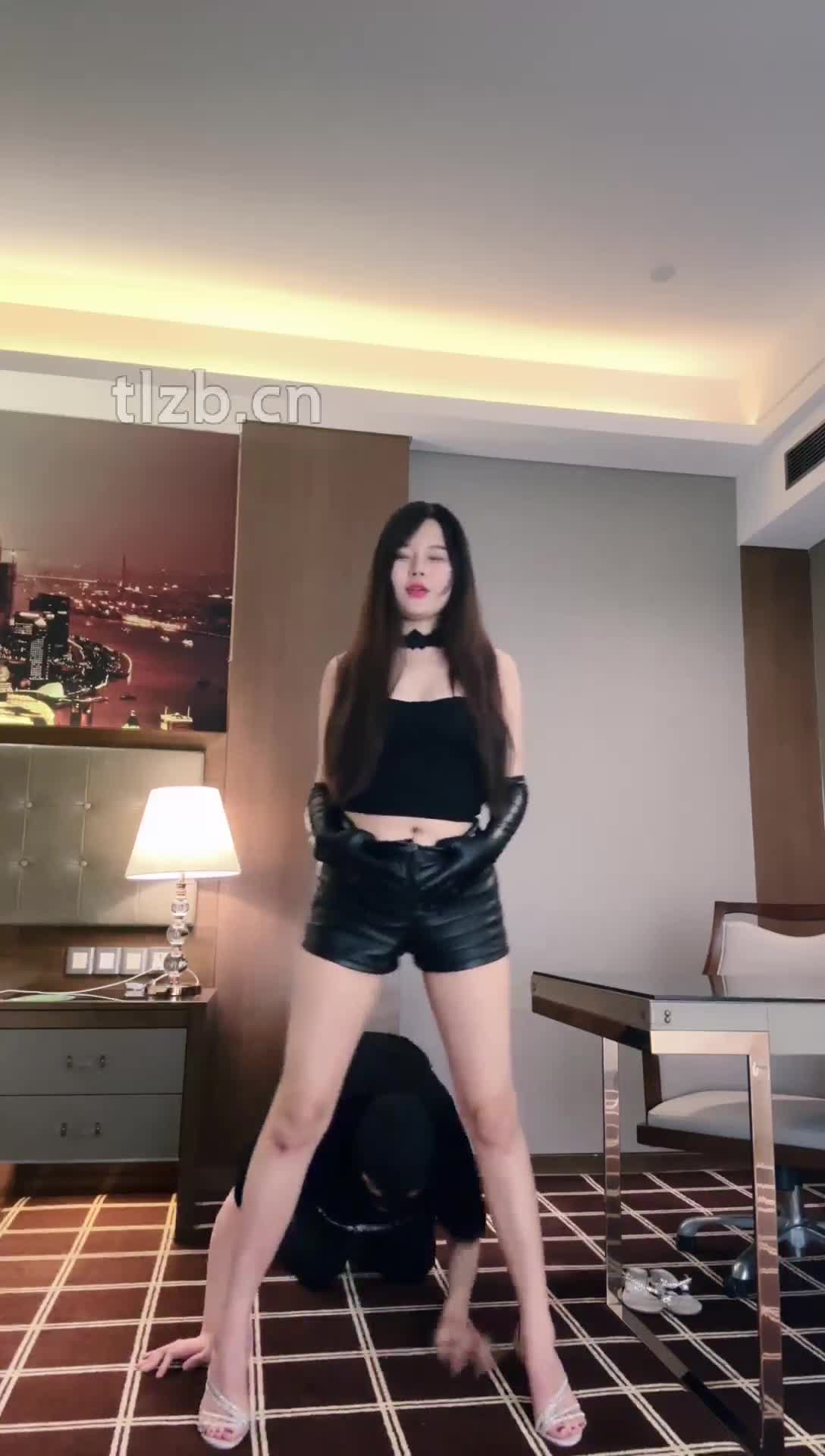 2048.hk@TL琪琪 TJ：今晚吃白带 妈妈的白带黄金好闻吗？吞咽金黄白色粘稠混合物看着就香 仰望着妈妈的胯下就兴奋不已 皮手套窒息巴掌口水