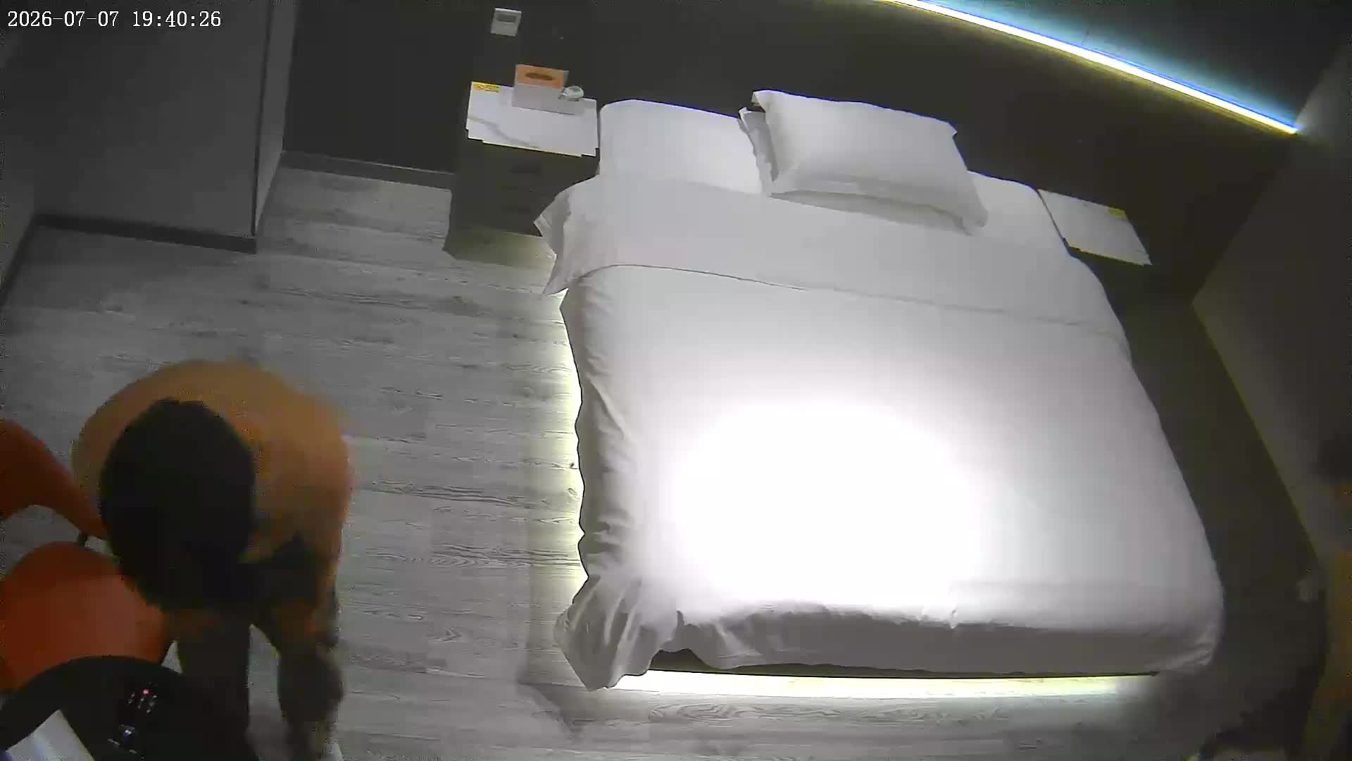 2048.vip-酒店偷拍 7-7 感情不错的小夫妻住店 日常做个爱玩 第一炮打完 妻子换上情趣内衣 到床边再操一次