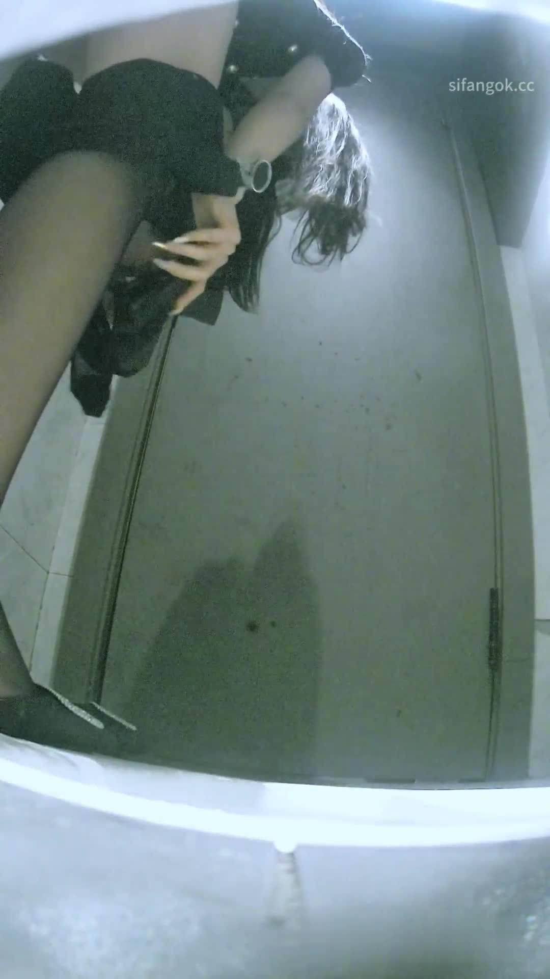 2048.vip-美女如云夜场女公厕后位真实偷拍络绎不绝小姐姐方便，同步露脸⑴