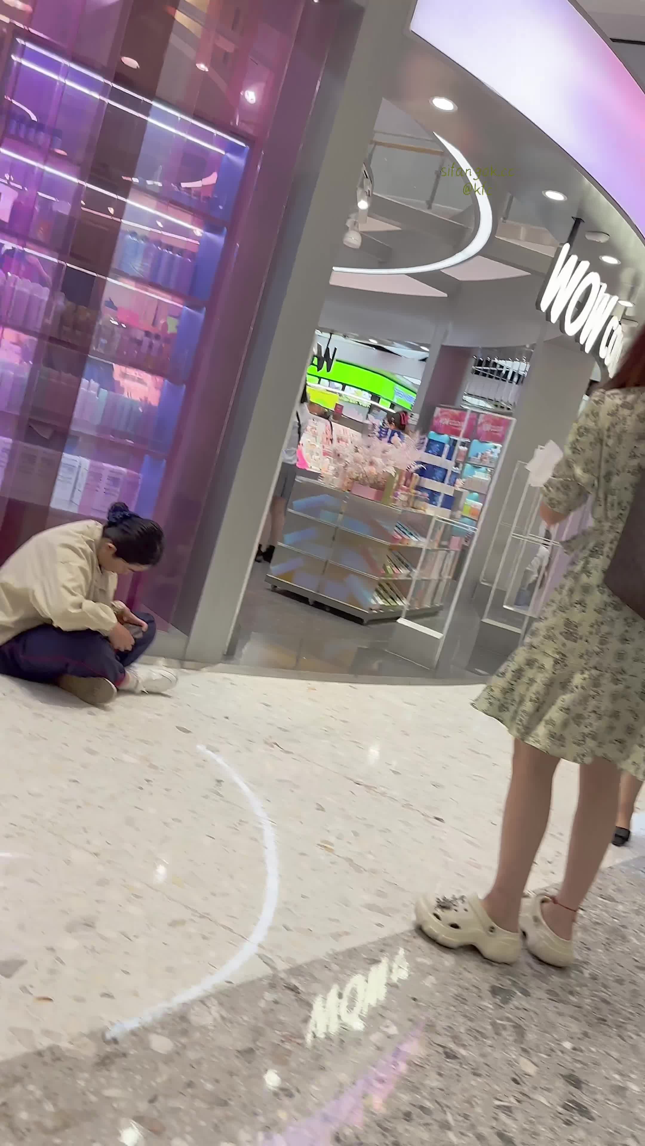 2048.vip-【KFC】大神偷拍 长裙学生妹和朋友逛街吃饭·淡蓝色内内前后CD