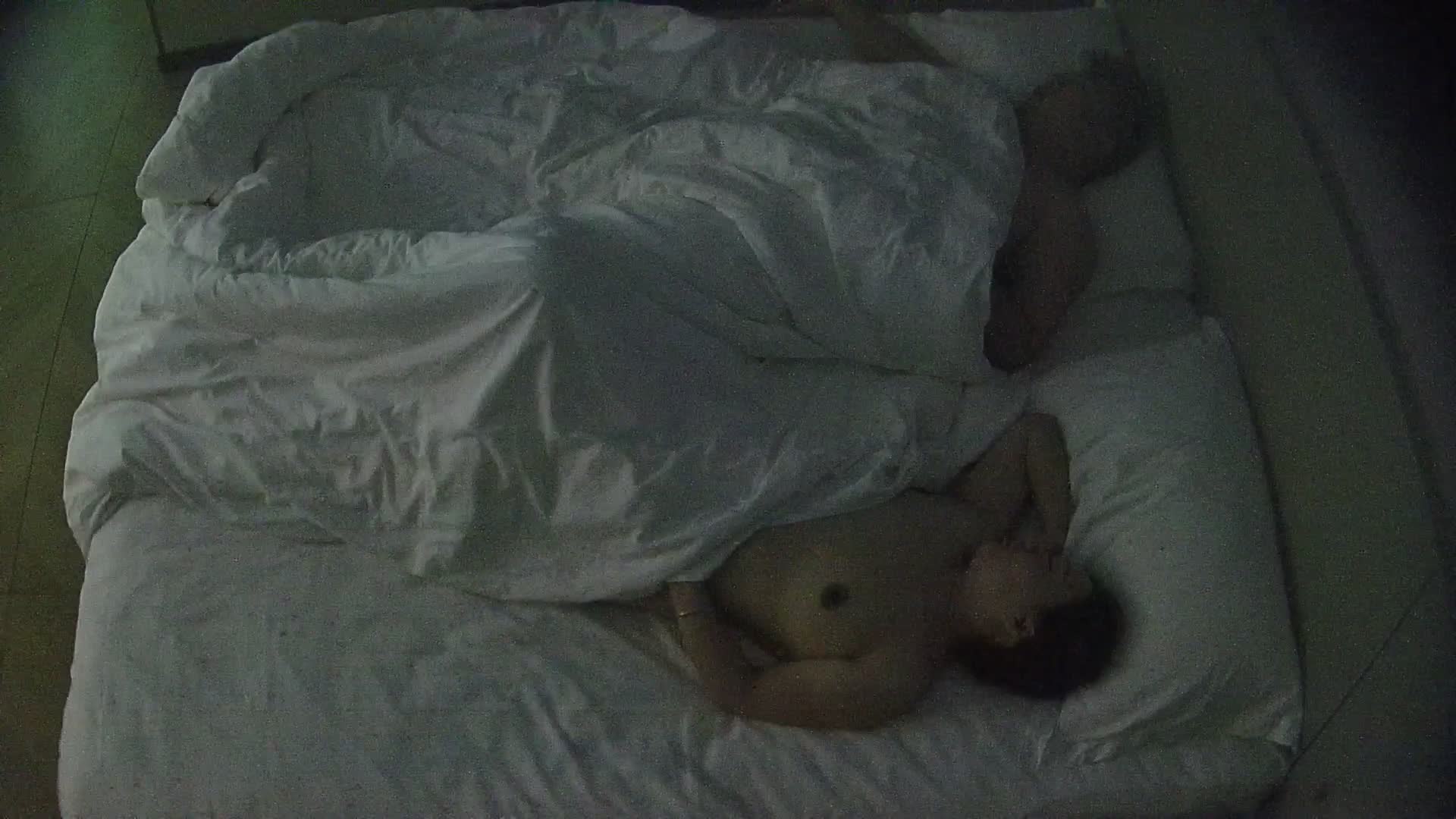 2048.vip-民宿酒店 7-31 如狼似虎的成熟少妇居然这么不经操 被男人拉到床边没操多久就不行了 直接倒头就睡了