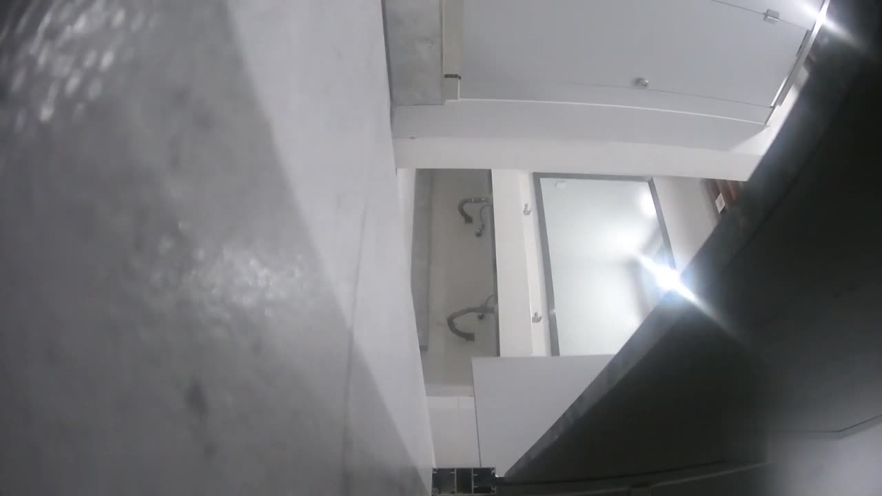 2048.vip-大神男扮女装潜入旅游景区 女厕手持偷拍专挑年轻美女游客豹纹内裤美女对着镜子自拍