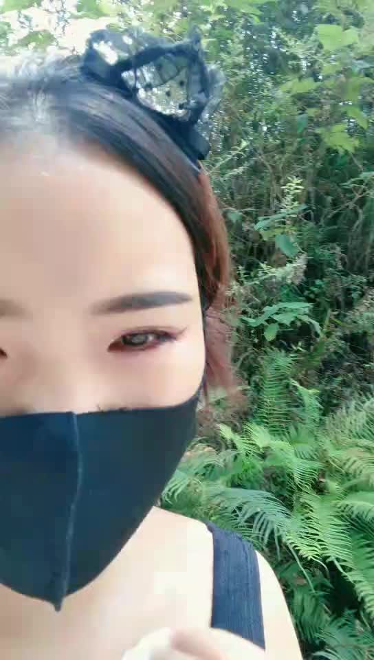 2048.vip-剧情演绎饥渴少妇户外勾搭农民大哥小树林激情啪啪，掏出大鸡巴让少妇舔弄，主动上位求草浪叫不止全射给她吃